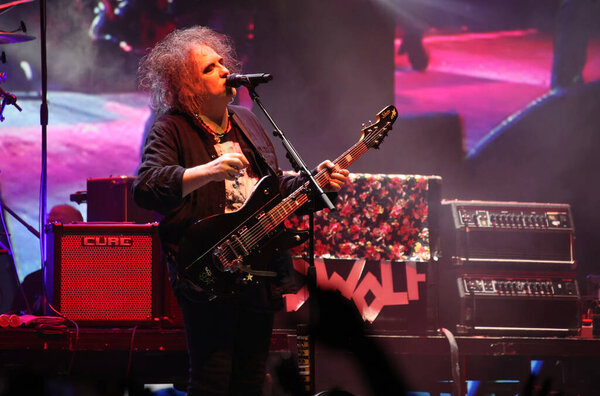 Британская группа The Cure с фронтменом Робертом Смитом во время их выступления на Unipol Arena в Касалеккио (Болонья), Италия, 31 октября 2022 года.