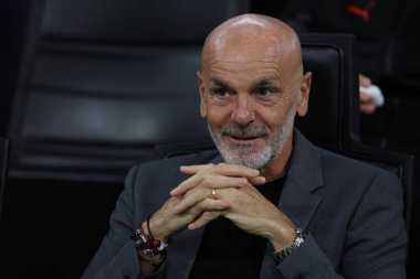 Stefano Pioli UEFA Şampiyonlar Ligi 2022 / 23 Grup Sahnesi sırasında AC Milan ile FC Red Bull Salzburg arasında 2 Kasım 2022 tarihinde Giuseppe Meazza Stadyumu 'nda oynanan E Grubu futbol maçında AC Milan' ın baş antrenörü.