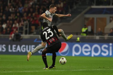 AC Milan 'dan Fikayo Tomori, UEFA Şampiyonlar Ligi 2022 / 23 Grup Sahnesi - AC Milan ile FC Red Bull Salzburg arasında Milano, Ital Meazza Stadyumu' nda oynanan E Grubu futbol karşılaşmasında FC Red Bull Salzburg ile birlikte top için mücadele ediyor.