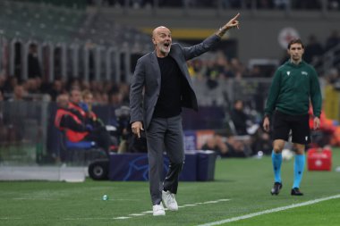 AC Milan teknik direktörü Stefano Pioli, UEFA Şampiyonlar Ligi 2022 / 23 Grup Sahnesi - AC Milan ile FC Red Bull Salzburg arasındaki E Grubu futbol maçında oyuncularına sesleniyor.
