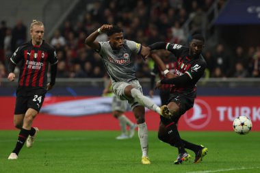 FC Red Bull Salzburg takımından Junior Adamu, UEFA Şampiyonlar Ligi 2022 / 23 Grup Sahnesi - AC Milan ile FC Red Bull Salzburg arasında 2 Kasım 'da İtalya' nın başkenti Giuseppe Meazza Stadyumu 'nda oynanan E Grubu futbol karşılaşmasında AC Milan' lı Fikayo Tomori ile iş başında.,