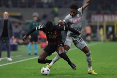 FC Red Bull Salzburg takımından Junior Adamu, UEFA Şampiyonlar Ligi 2022 / 23 Grup Stage - AC Milan ile FC Red Bull Salzburg arasındaki E Grubu futbol maçı sırasında Milan, Milan 'daki Giuseppe Meazza Stadyumu' nda Fikayo Tomori ile birlikte top için yarışıyor. 