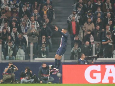 Paris 'ten Kylian Mbappe Saint-Germain FC, UEFA Şampiyonlar Ligi H Grubu, Juventus Fc ile Paris Saint Germain arasında oynanan futbol maçını 2 Kasım 2022' de İtalya 'nın başkenti Torino' daki Allianz Stadyumu 'nda kutladı. Fotoğraf: Nderim Kaceli - Kredi