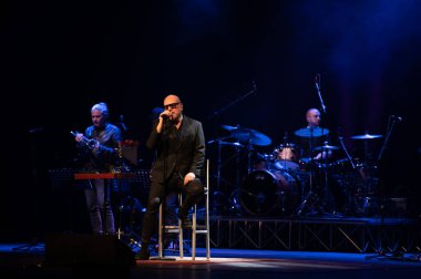 Mario Biondi ve grubu Bergamo 'daki Creberg Tiyatro Sahnesi' nde İtalyan şarkıcı Mario Biondi - İtalya 'nın Bergamo kentindeki Creberg Tiyatrosu' nda Romantik Tur, 02 Kasım 2022 - Fotoğraf: Silvia Colomb