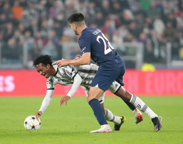 UEFA Şampiyonlar Ligi H Grubu sırasında Juventus Fc 'ten Juan Cuadrado ve Paris Saint Germain' den Carlos Soler, 2 Kasım 2022 'de İtalya' nın başkenti Torino 'daki Allianz Stadyumu' nda oynanan maçta mücadele ettiler. Fotoğraf: Nderim Kaceli -