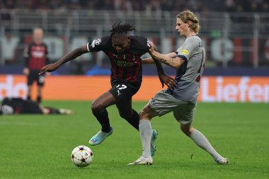 AC Milan 'dan Rafael Leao, UEFA Şampiyonlar Ligi 2022 / 23 Grup Sahnesi - AC Milan ile FC Red Bull Salzburg arasında Milano, İtalya' daki Giuseppe Meazza Stadyumu 'nda oynanan E Grubu futbol karşılaşmasında FC Red Bull Salzburg ile birlikte top için mücadele ediyor. 