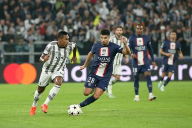 Alex Sandro Lobo Silva (Juventus FC) UEFA Şampiyonlar Ligi futbol karşılaşması sırasında Carlos Soler (Paris Saint Germain) 'e karşı Torino, İtalya' daki Allianz Stadyumu 'nda, 2 Kasım 2022 - Fotoğraf: Claudio Benedett