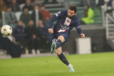Lionel Messi (Paris Saint Germain), UEFA Şampiyonlar Ligi Juventus FC - Paris Saint-Germain FC maçı sırasında İtalya 'nın Torino kentindeki Allianz Stadyumu' nda kaleye atış yaptı.