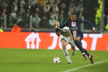 Kylian Mbappe (Paris Saint Germain) UEFA Şampiyonlar Ligi futbol karşılaşmasında Federico Gatti (Juventus FC) ile Paris Saint-Germain FC 'ye karşı Torino, İtalya' daki Allianz Stadyumu 'nda oynanan karşılaşma, Kasım 02, 2022 - Fotoğraf: Claudio Benedett