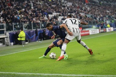 UEFA Şampiyonlar Ligi H Grubu sırasında Paris Saint-Germain FC 'den Achraf Hakimi ve Juventus Fc' ten Alex Sandro, 2 Kasım 2022 'de İtalya' nın Allianz Stadyumu 'nda oynanan Juventus Fc ile Paris Saint Germain futbol karşılaşması. Fotoğraf: Nderim Kaceli - 