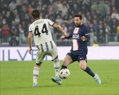 Paris 'ten Lionel Messi Saint-Germain FC ve Juventus Fc' ten Nicolo Faggioli, UEFA Şampiyonlar Ligi H Grubu sırasında, 2 Kasım 2022 'de İtalya' nın başkenti Torino 'daki Allianz Stadyumu' nda Juventus Fc ve Paris Saint Germain arasında oynanan futbol karşılaşması. Fotoğraf: Nderim Kaceli