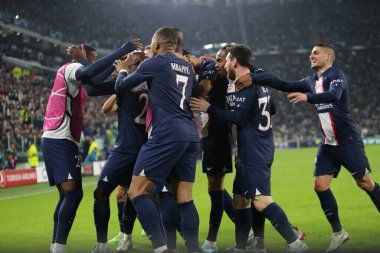 Paris 'ten Nuno Mendes Saint-Germain FC, UEFA Şampiyonlar Ligi H Grubu, Juventus Fc ile Paris Saint Germain arasında oynanan futbol karşılaşması sırasında 2 Kasım 2022' de İtalya 'nın başkenti Torino' daki Allianz Stadyumu 'nda oynanan golü takımla kutladı. Fotoğraf: Nderim Kaceli 