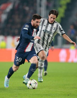 Paris 'ten Lionel Messi Saint-Germain FC ve Juventus Fc' ten Nicolo Faggioli, UEFA Şampiyonlar Ligi H Grubu sırasında, 2 Kasım 2022 'de İtalya' nın başkenti Torino 'daki Allianz Stadyumu' nda Juventus Fc ve Paris Saint Germain arasında oynanan futbol karşılaşması. Fotoğraf: Nderim Kaceli