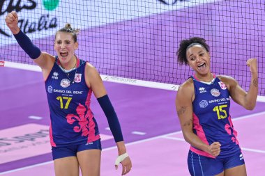 Haleigh Washington (Savino Del Bene Scandicci) ve Ekaterina Antropova (Savino Del Bene Scandicci), İtalyan Serisi A1 Kadınlar Savino Del Bene Scandicci 'ye karşı TrasportiPesanti Casalmaggiore karşısında Floransa' daki Pala Wanny, I