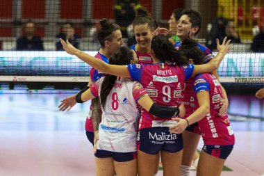Voleybol sırasında Novara 'nın coşkulu oyuncuları İtalyan Serie A1 Kadınlar Busto Arsizio' ya karşı Igor Gorgonzola Novara (VA), İtalya, 02 Kasım 2022 - Fotoğraf: Valerio Orig