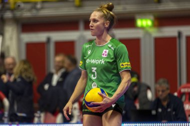 Voleybol sırasında hizmet veren Carli Lloyd (UYBA) İtalyan Serie A1 Women Busto Arsizio-Igor Gorgonzola Novara 'ya karşı Busto Arsizio (VA), İtalya, 02 Kasım 2022 - Fotoğraf: Valerio Orig