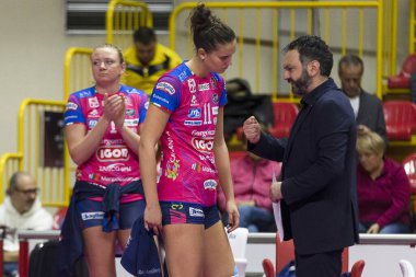 Antrenör Stefano lavarini ve Anna Danesi (Novara) voleybol sırasında İtalyan Serie A1 Women Busto Arsizio vs Igor Gorgonzola Novara 'ya karşı Busto Arsizio (VA), İtalya, 02 Kasım 2022 - Fotoğraf: Valerio Orig