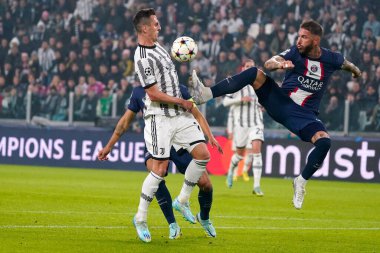 Arkadiusz Milik (Juventus FC) ve Sergio Ramos (Paris Saint Germain FC) UEFA Şampiyonlar Ligi futbol karşılaşmasında Juventus FC, Paris Saint-Germain FC 'ye karşı Torino, İtalya' daki Allianz Stadyumu 'nda, Kasım 02, 2022 - Fotoğraf: Luca Rossin