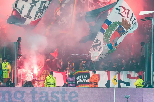 Zwolennicy Paris Saint Germain Świętują Gola Podczas Meczu Piłki Nożnej — Zdjęcie stockowe