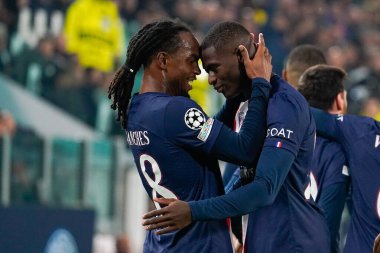 Nuno Mendes (Paris Saint Germain FC) UEFA Şampiyonlar Ligi futbol karşılaşması sırasında Renato Sanches (Paris Saint Germain FC) ile yaptığı golü kutlar.