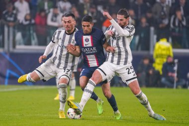 Achraf Hakimi (Paris Saint Germain FC), Filip Kostic (Juventus FC) ve Adrien Rabiot (Juventus FC) UEFA Şampiyonlar Ligi futbol karşılaşması sırasında Paris Saint-Germain FC 'ye karşı Torino, İtalya' daki Allianz Stadyumu, Kasım 02, 2022 - Credit: