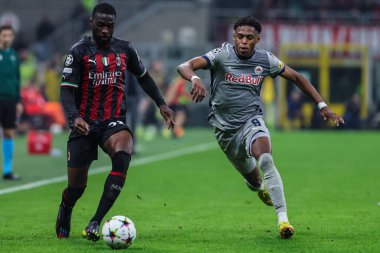 FC Red Bull Salzburg takımından Junior Adamu, UEFA Şampiyonlar Ligi 2022 / 23 Grup Stage - AC Milan ile FC Red Bull Salzburg arasındaki E Grubu futbol maçı sırasında Milan, Milan 'daki Giuseppe Meazza Stadyumu' nda Fikayo Tomori ile birlikte top için yarışıyor. 