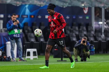 AC Milan 'dan Rafael Leao, UEFA Şampiyonlar Ligi 2022 / 23 Grup Sahnesi - Grup E futbol maçı sırasında Giuseppe Meazza Stadyumu' nda AC Milan ile FC Red Bull Salzburg arasında 2 Kasım 2022 tarihinde ısınıyor - Fotoğraf: Fabrizio Carabelli / LiveMedi