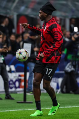 AC Milan 'dan Rafael Leao, UEFA Şampiyonlar Ligi 2022 / 23 Grup Sahnesi - Grup E futbol maçı sırasında Giuseppe Meazza Stadyumu' nda AC Milan ile FC Red Bull Salzburg arasında 2 Kasım 2022 tarihinde ısınıyor - Fotoğraf: Fabrizio Carabelli / LiveMedi