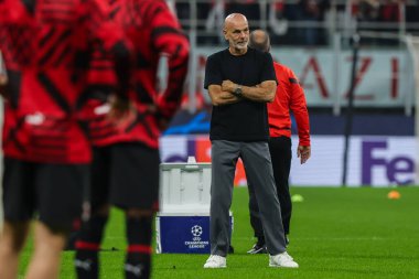Stefano Pioli UEFA Şampiyonlar Ligi 2022 / 23 Grup Sahnesi sırasında AC Milan ile FC Red Bull Salzburg arasında 2 Kasım 2022 tarihinde Giuseppe Meazza Stadyumu 'nda oynanan E Grubu futbol maçında AC Milan' ın baş antrenörü.