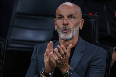 Stefano Pioli, UEFA Şampiyonlar Ligi 2022 / 23 Grup Sahnesi - Grup E futbol maçı sırasında Giuseppe Meazza Stadyumu 'nda AC Milan ve FC Red Bull Salzburg arasında 2 Kasım 2022 tarihinde seyrediyor - Fotoğraf: Fabrizio Carabel