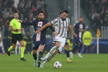 Federico Gatti (Juventus FC) UEFA Şampiyonlar Ligi futbol karşılaşması sırasında Lionel Messi 'ye (Paris Saint-Germain) karşı Torino, İtalya' daki Allianz Stadyumu 'nda karşı karşıya geldi.