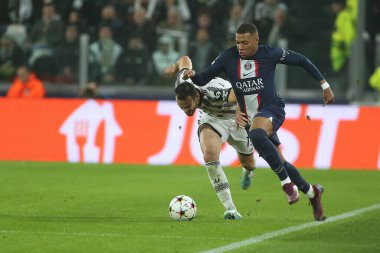 Kylian Mbappe (Paris Saint-Germain) UEFA Şampiyonlar Ligi futbol karşılaşması sırasında Federico Gatti (Juventus FC) ve Paris Saint-Germain FC 'ye karşı Torino, İtalya' daki Allianz Stadyumu, 02 Kasım 2022