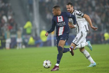 Kylian Mbappe (Paris Saint-Germain) UEFA Şampiyonlar Ligi futbol karşılaşması sırasında Federico Gatti (Juventus FC) ve Paris Saint-Germain FC 'ye karşı Torino, İtalya' daki Allianz Stadyumu, 02 Kasım 2022