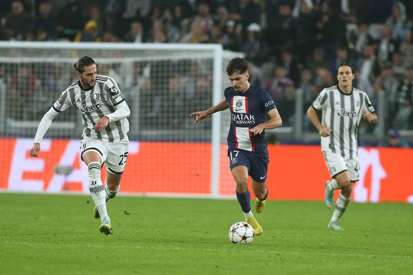 Vitinha (Paris Saint-Germain) UEFA Şampiyonlar Ligi futbol karşılaşması sırasında Adrien Rabiot (Juventus FC) ve Paris Saint-Germain FC 'ye karşı Torino, İtalya' daki Allianz Stadyumu 'nda karşı karşıya geldi.