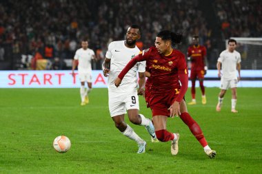 Chris Smalling (AS Roma) Thiago (PFC Ludogorets) UEFA Avrupa Ligi 2022-2023 futbol karşılaşması sırasında AS Romanlar ve PFC Ludogorets arasında Roma 'daki Olimpiyat Stadyumu' nda oynanmıştır. - Fotoğraf: Fabrizio Corradetti / LiveMedi