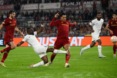 Bernard Tekpetey (PFC Ludogorets) Chris Smalling (AS Roma) UEFA Avrupa Ligi 2022-2023 sezonunda AS Roma ve PFC Ludogorets arasında oynanan Roma Olimpiyat Stadyumu 'nda oynanan karşılaşmada. - Fotoğraf: Fabrizio Corradetti / LiveMedi