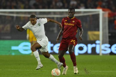 PFC Ludogorets 'ten Rick ve A.S. Roma' dan Mady Camara, UEFA Avrupa Ligi C Grubu 'nun A.S. Roma ve PFC Ludogorets 1945 arasındaki altıncı maçında 3 Kasım 2022' de İtalya 'nın Roma kentinde Olimpico Stadyumu' nda oynandılar. - Fotoğraf: Domenico Cippitelli / LiveMedi