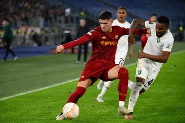 Cristian Volpato (AS Roma) Cicinho (PFC Ludogorets), UEFA Avrupa Ligi 2022-2023 sezonunda AS Romanlar ve PFC Ludogorets arasında Roma 'daki Olimpiyat Stadyumu' nda oynanan karşılaşmada. - Fotoğraf: Fabrizio Corradetti / LiveMedi