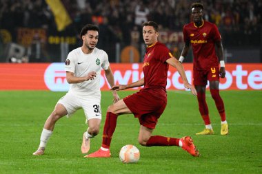 Nemanja Matiç (AS Roma) Pedro Naressi (PFC Ludogorets) UEFA Avrupa Ligi 2022-2023 yılları arasında Roma 'daki Olimpiyat Stadyumu' nda AS Romanlar ve PFC Ludogorets arasında oynanan futbol karşılaşmasında. - Fotoğraf: Fabrizio Corradetti / LiveMedi