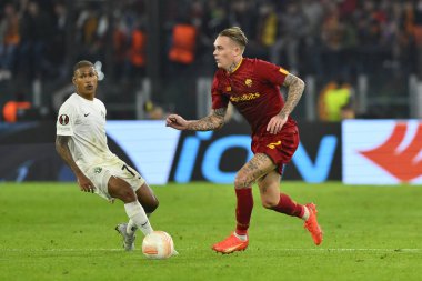 A.S. Roma 'dan Rick Karsdorp ve PFC Ludogorets' ten Rick Ludogorets, A.S. Roma ve PFC Ludogorets 1945 arasındaki UEFA Avrupa Ligi C Grubu 'nun altıncı gününde 3 Kasım 2022' de İtalya 'nın Roma kentinde Olimpico Stadyumu' nda oynandılar. - Fotoğraf: Domenico Cippitelli / LiveMedi