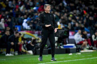 Lecce 'nin teknik direktörü Marco Baroni, İtalya futbol takımı Serie A maçında Udinese Calcio' nun Friuli 'de ABD Lecce' ye karşı oynadığı Dacia Arena Stadyumu maçında jest yapıyor.