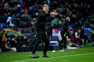 Lecce 'nin teknik direktörü Marco Baroni, İtalya futbol takımı Serie A maçında Udinese Calcio' nun Friuli 'de ABD Lecce' ye karşı oynadığı Dacia Arena Stadyumu maçında jest yapıyor.