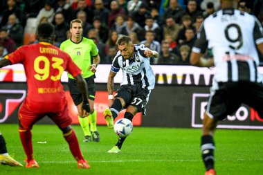 Udinese 'den Roberto Maximiliano Pereyra, İtalya' nın Udine kentinde Udinese Calcio ile ABD Lecce maçında gol atmaya çalışıyor - Dacia Arena Stadyumu, Udine, İtalya, Kasım 04, 2022 - Fotoğraf: Ettore Griffon