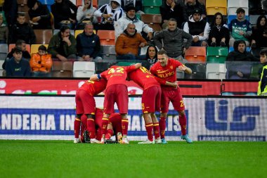 Lecce 'den Lorenzo Colombo, İtalya' nın Udine kentindeki Dacia Arena Stadyumu 'nda oynanan Udinese Calcio maçında takım arkadaşlarıyla attığı golü kutluyor.