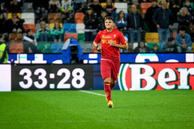 Lecce 'den Lorenzo Colombo, İtalya futbolu Serie A maçında Udinese Calcio ile ABD Lecce maçında attığı golü Udine, İtalya' da Dacia Arena Stadyumu 'nda 4 Kasım 2022' de attığı golü kutluyor.