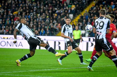 Udinese 'den Walace Souza Silva, İtalya futbolu Serie A maçında Udinese Calcio ile ABD Lecce maçında Udine, İtalya' da Dacia Arena Stadyumu 'nda gol atmaya çalışıyor.