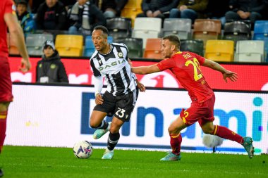 Udinese 'den Enzo Ebosse İtalya' nın Udine şehrinde Udinese Calcio ve ABD Lecce maçında Lecce 'den Alexis Blin' e karşı oynuyordu.