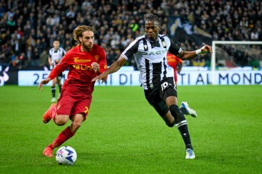 Udinese 'den Kingsley Ehizibue İtalyan futbolcu Antonino Gallo' ya karşı Friuli 'de oynanan Udinese Calcio - Dacia Arena Stadyumu - 4 Kasım 2022 - Ettore Griffon