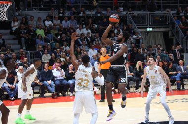Semi Ojeleye (Segafredo Virtus Bologna) Euroleague basketbol şampiyonası maçında David Lighty (Llc Asvel Villeurbanne) tarafından engellendi. Segafredo Virtus Bologna - Ldlc Asvel Villeurbanne - Bologna, 4 Kasım 2022 