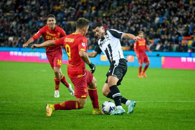 Udinese 'den Lazar Samarciç İtalyan futbolcu Lorenzo Colombo' ya karşı Friuli 'de oynanan Udinese Calcio - Dacia Arena Stadyumu - 4 Kasım 2022 - Fotoğraf: Ettore Griffon